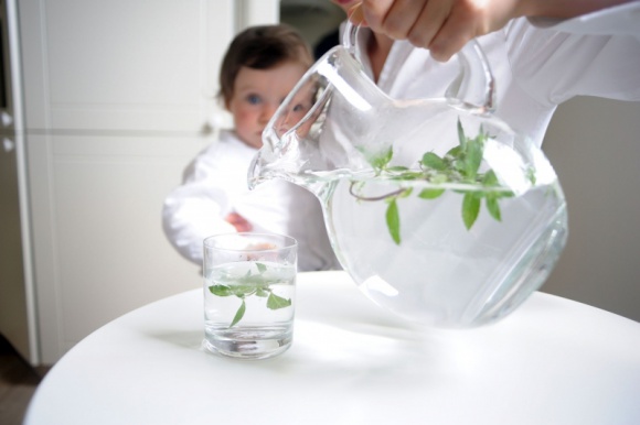 Łyk zdrowego rozsądku – i wodę pijesz prosto z kranu Dom, LIFESTYLE - Standardem w krajach zachodniej Europy jest picie wody prosto z kranu. W ostatnich latach jej jakość w Polsce zdecydowanie się poprawiła, jednak wiele osób nadal ma obawy ze względu na stan instalacji wodociągowej.