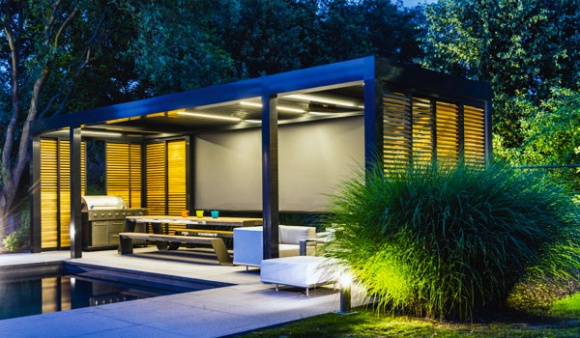 Osłony tarasowe do zadań specjalnych Dom, LIFESTYLE - W sezonie wakacyjnym taras to miejsce, w którym koncentruje się życie rodzinne i towarzyskie. Warto przedłużyć ten czas, uwarunkowany zmiennością polskiego klimatu, wybierając pewną, solidną i dostosowaną do naszych potrzeb osłonę tarasową.