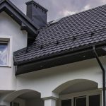Najczęściej popełniane błędy wykonawcze przy układaniu blachodachówki. Sprawdź,