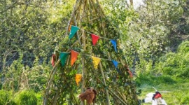 Ogrodowy namiot dla małych odkrywców – przepis na niezapomniane wakacje! Dom, LIFESTYLE - Lato w pełni, a my podpowiadamy jak własnoręcznie stworzyć jedyny w swoim rodzaju namiot ogrodowy z gałązek wierzbowych.