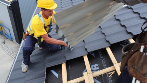 Dach do remontu lub całkowitej wymiany? Zrób to zgodnie z prawem! Dom, LIFESTYLE - Wymieniać czy remontować? To pytanie spędza sen z powiek każdemu właścicielowi domu, którego stan dachu wymaga interwencji ekipy dekarskiej.