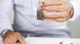 Wybieramy domy. Są tańsze od mieszkań Dom, LIFESTYLE - Polacy coraz częściej wybierają domy zamiast mieszkań – żyje w nich już więcej niż co drugi z nas, a odsetek regularnie rośnie. Skąd ta tendencja?