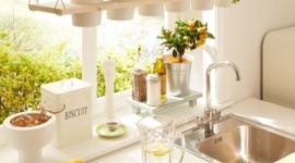 Zatrzymaj lato w kuchni – zrób dekoracyjny zielnik! Dom, LIFESTYLE - Zdrowo i z pomysłem! Wiszący zielnik to idealne miejsce na domową uprawę tymianku, bazylii i innych przypraw, a przy okazji prawdziwa ozdoba kuchni. Projekt jest naprawdę łatwy, idealny na pierwszą przygodę z samodzielnie wykonanymi dekoracjami i projektami „zrób to sam“!