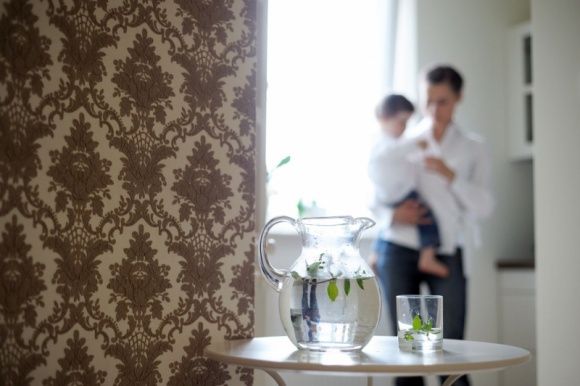 Wszystkie barwy wody, czyli… co płynie w rurach? Twój dom wysyła sygnały! Dom, LIFESTYLE - Na pierwszy rzut oka krystalicznie czysta i przezroczysta. Ale dopiero po pewnym czasie ujawnia swoją prawdziwą twarz w postaci wytrącających się z niej różnokolorowych osadów. Często bowiem to, co płynie z naszych kranów, nie zawsze przypomina życiodajną ciecz, jaką jest woda.