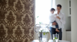 Wszystkie barwy wody, czyli… co płynie w rurach? Twój dom wysyła sygnały! Dom, LIFESTYLE - Na pierwszy rzut oka krystalicznie czysta i przezroczysta. Ale dopiero po pewnym czasie ujawnia swoją prawdziwą twarz w postaci wytrącających się z niej różnokolorowych osadów. Często bowiem to, co płynie z naszych kranów, nie zawsze przypomina życiodajną ciecz, jaką jest woda.