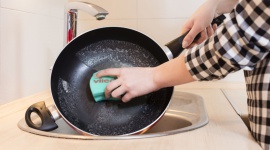 Czystość bez zarysowań – zmywak Pur Active marki Vileda Dom, LIFESTYLE - Idealnie doczyszczona patelnia bez zarysowań? Zero kompromisów pomiędzy czystością a nieuszkodzonym teflonem? To możliwe dzięki nowemu zmywakowi Pur Active od Viledy!