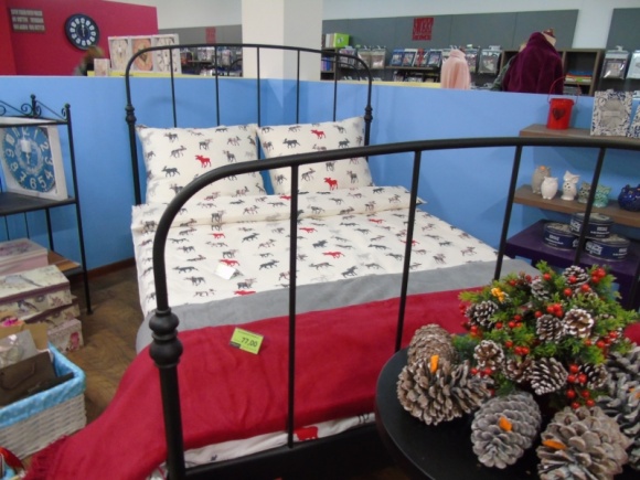 Renifery i geometria – świąteczne wzory w sklepach Sweet Home Andropolu Dom, LIFESTYLE - Nowe wzory pościeli z bawełny Renforcè, niezwykłe koce z kolekcji Moonlight, domowe tekstylia i świąteczne dodatki – sklepy Sweet Home spółki Andropol kuszą już bożonarodzeniową ofertą.