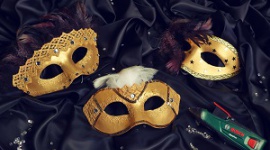 Zrób to sam: elegancka maska na Sylwestra i karnawał Dom, LIFESTYLE - Karnawał to czas zabawy i spotkań towarzyskich. Wielu z nas kojarzy się on z Wenecją i niezwykłymi maskami balowymi. Podpowiadamy jak krok po kroku samodzielnie zrobić eleganckie i tajemnicze karnawałowe maski.