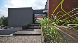 Płaski dach to dom tańszy o nawet 20% Dom, LIFESTYLE - Spadziste dachy są najpopularniejszą formą wykończenia współczesnych domów jednorodzinnych. Jednak decydując się na płaski dach można obniżyć jego cenę nawet o 20%.