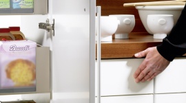 Dlaczego producenci i klienci wolą fronty bez uchwytów? Dom, LIFESTYLE - To, że fronty bezuchwytowe tak świetnie przyjęły się na rynku to nie tylko zasługa projektantów i trendsetterów, którym "tak się podobało". Takie rozwiązanie po prostu zostało przyjęte z entuzjazmem, zarówno przez producentów mebli, jak i ich użytkowników.