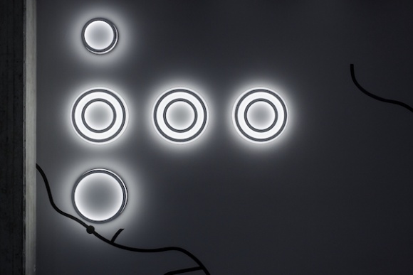 Wszystko, czego nie wiedzieliście o LED-ach Dom, LIFESTYLE - Diodowe źródła światła są coraz tańsze i w związku z tym coraz chętniej kupowane – zarówno w formie dekoracyjnych taśm, jak i zamienników tradycyjnych żarówek. Czy ta moda ma realne, technologiczne i ekonomiczne uzasadnienie?