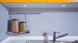 Światło w kuchni. Co warto wiedzieć o oświetlaniu? Dom, LIFESTYLE - Kuchnia – jak ją odpowiednio oświetlić? Oto mini poradnik, który pozwoli sobie odpowiedzieć na najważniejsze kwestie przed wyborem najlepszego oświetlenia.