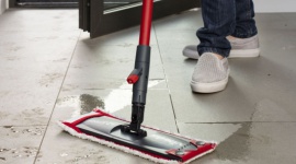 Zima podłogom niestraszna: Jak sprzątać szybko i skutecznie? Dom, LIFESTYLE - Dbałość o nieskazitelne podłogi nie musi być jednak walką z wiatrakami, jeśli wykorzystamy kilka prostych sztuczek, a pod ręką będziemy mieć odpowiednie akcesoria.