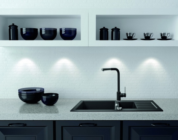 Zgrane duety – nowa linia zlewozmywaków i baterii kuchennych Franke Sirius Dom, LIFESTYLE - To nie przypadek, że projektanci Franke nadali nowej kolekcji urządzeń kuchennych nazwę Sirius. Tak, jak najjaśniejsza gwiazda nocnego nieba dominuje w swoim gwiazdozbiorze, tak zlewozmywak i bateria przyciągają uwagę w kuchennym wnętrzu.