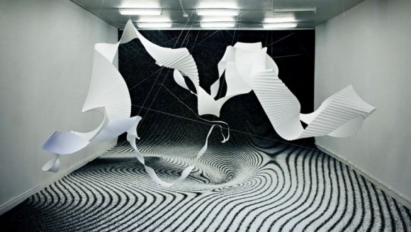 Iluzje optyczne, geometria i dark ambient - najnowsze trendy na podłogę Dom, LIFESTYLE - Wykładziny wychodzą z cienia! Ze swoim bogactwem faktur, wzorów i kolorów stają się centralnym punktem wielu projektów wnętrz. Najnowsze trendy dają projektantom duże pole do tworzenia zmysłowych, luksusowych, a niejednokrotnie zaskakujących przestrzeni.