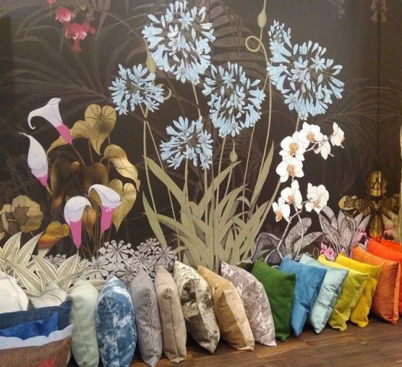 Tajemniczy ogród Muraspec w Strefie Designu Dom, LIFESTYLE - Wallmotion to okładzina, która porusza wyobraźnię i budzi emocje. Tak jak tajemniczy ogród - tapeta Muraspec przygotowana na targi Dom Inteligentny.