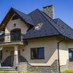 Wzornictwo na dachu: Jakie możliwości wyboru daje blachodachówka?