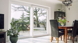 System T-Slide – drzwi do pełnego komfortu Dom, LIFESTYLE - Innowacyjny system drzwi balkonowych T-Slide sprawia, że projektowanie przestrzeni wkracza na zupełnie nowy poziom, sprawiając, że granica pomiędzy wnętrzem domu, a ogrodem staje się niemalże niewidoczna.