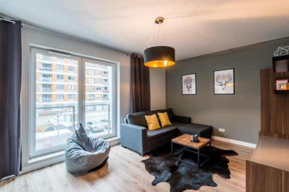 Design i funkcjonalność – aranżacja dla młodej pary Dom, LIFESTYLE - Przytulne, designerskie, a jednocześnie bardzo funkcjonalne – to dwupokojowe mieszkanie pokazowe na osiedlu Red Park w Poznaniu. Z pewnością może stać się doskonałą inspiracją dla wielbicieli wygody i prostoty, którzy nie dysponują dużym budżetem.