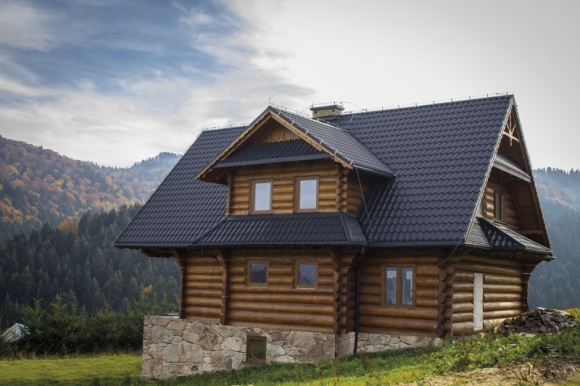 Sprawdzian dachu po zimie – jak uchronić się przed powstawaniem zacieków? Dom, LIFESTYLE - Intensywne opady, zalegający śnieg i mróz to czynniki, które mogą niekorzystnie wpłynąć na wygląd pokrycia dachowego i rynien oraz ich funkcjonalność. Na co więc zwrócić uwagę podczas przedwiosennego przeglądu dachu, by cieszyć się domem tak pięknym, suchym, jak i bezpiecznym?