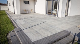 Nawierzchnia na maksa – płyty tarasowe i kostki brukowe w dużych formatach