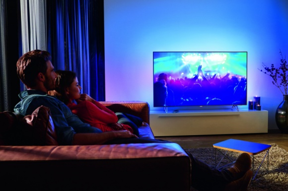 Ambilight, czyli telewizja dobra dla oka Dom, LIFESTYLE - Telewizor to jedno z ważniejszych urządzeń w naszych domach. Uzupełnia wnętrze salonu, a domownikom pozwala na relaks i rozrywkę. Nowoczesne sprzęty stały się prywatnym centrum rozrywki. Na co zatem zwrócić uwagę przymierzając się do zakupu telewizora?