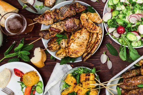 3 pyszne sposoby na majówkę pod dachem Dom, LIFESTYLE - Długi weekend majowy to idealny moment na chwilę odpoczynku, spotkanie z przyjaciółmi i rodziną oraz wspólne gotowanie i świętowanie. Przedstawiamy 3 sposoby na majowe gotowanie, którego nie zepsuje nam deszcz i wiatr.