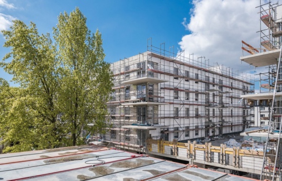 Budowa wrocławskiego Belleville osiągnęła stan surowy zamknięty Dom, LIFESTYLE - Na osiedlu przy ul. Pięknej, inspirowanym paryską dzielnicą Belleville, zaczęły się prace wykończeniowe. To inwestycja Bouygues Immobilier, jednego z największych francuskich deweloperów.