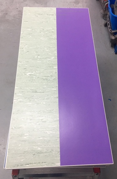 RZ wprowadza kolorowy lakier Turbo Protect Color Dom, LIFESTYLE - Trendy we wnętrzach zmieniają się coraz szybciej. Dotyczy to także obiektów komercyjnych lub użyteczności publicznej, w których przeprowadzenie gruntownego remontu z wymianą podłogi jest bardzo skomplikowane i kosztowne.