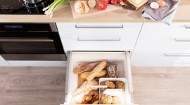 Nie marnuj jedzenia. Jak organizować zapasy? Dom, LIFESTYLE - Niespodziewani goście albo brak czasu na zakupy? To te momenty, gdy doceniamy zrobione wcześniej zapasy. Warto jednak wiedzieć, jak robić je z głową, aby zawsze mieć w domu to, co niezbędne, a jednocześnie nie zmarnować jedzenia.