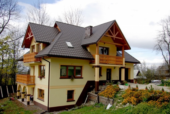 Dach jak ulał – poznaj atuty blachodachówki Dom, LIFESTYLE - Czy w przypadku dachu solidny i estetyczny efekt może iść w parze z prostym wykonaniem? Okazuje się, że tak, jeśli postawimy na wybór odpowiedniego materiału, który jest lekki, wytrzymały, ekonomiczny, a to tego prosty w montażu.