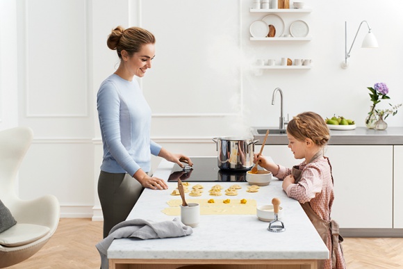 Jak przygotować wielkanocne potrawy 2 razy szybciej Dom, LIFESTYLE - Święta Wielkanocne zbliżają się wielkimi krokami, a tym samym w wielu domach rozpoczyna się czas planowania świątecznego menu. Jak co roku, wiąże się z tym również mnóstwo czasu spędzonego w kuchni przy przygotowywaniu tradycyjnych polskich potraw.