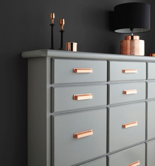 Jak urządzić biuro, by było funkcjonalne i komfortowe Dom, LIFESTYLE - W przestrzeni biurowej spędzamy zwykle jedną trzecią doby. Zaraz po mieszkaniu, to najważniejsze pomieszczenie w naszym codziennym życiu. I chociaż urządzanie tego wnętrza nie jest czynnością prostą, zdradzamy kilka zasad, które znacznie ułatwią ten proces.