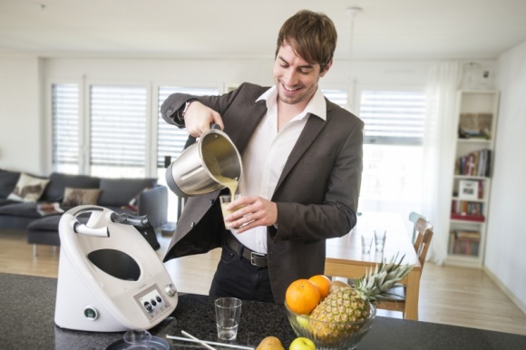 Nowe technologie w kuchni - na pomoc tacie samemu w domu Dom, LIFESTYLE - Mama w kilkudniowej delegacji, dzieci zostają tylko z tatą – to duże wyzwanie. Poza opieką nad niesfornymi maluchami, na głowie ma się cały dom, sprzątanie i gotowanie.