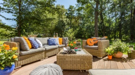 Dom otoczony harmonią: Jak zaaranżować przydomowy taras?