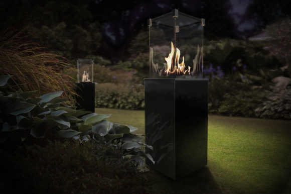 Wieczór przy ognisku? Nie, przy kominku! Dom, LIFESTYLE - Ciepłe, wakacyjne miesiące nie muszą oznaczać końca miłych wieczorów przy kominku. Rozpalanie ognia latem, ma swój niepowtarzalny urok, a długie wieczory sprzyjają spędzaniu czasu przy migających płomieniach.