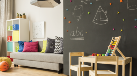 Przestrzeń tablicowa na ścianie dowolnego koloru Dom, LIFESTYLE - Farba o cechach tablic suchościeralnych Sigma Memo Paint to tegoroczna nowość marki Sigma Coatings. Na pomalowanych nią ścianach można pisać i rysować. Lakier jest transparentny i tworzy powłokę łatwą do utrzymania w czystości, o wysokim połysku.