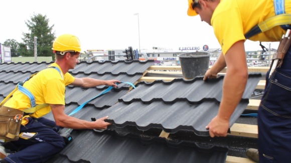 Jak usunąć pokrycie z azbestu? Dom, LIFESTYLE - Azbest ma na trwałe zniknąć z Polski do 2032 roku, jednak w trosce o zdrowie mieszkańców warto już teraz zlikwidować eternitowy dach. Podpowiadamy jak pozbyć się azbestu, uzyskać dofinansowanie i czym go zastąpić.