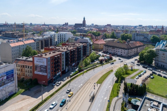 Kępa Mieszczańska z lotu ptaka Dom, LIFESTYLE - Oryginalna architektura, charakterystyczna panorama Wrocławia, liczne tereny nadrzeczne, dużo zieleni. Kępa Mieszczańska to jedno z najbardziej dynamicznie zmieniających się miejsc we Wrocławiu. Zobacz, jak wygląda z lotu ptaka.