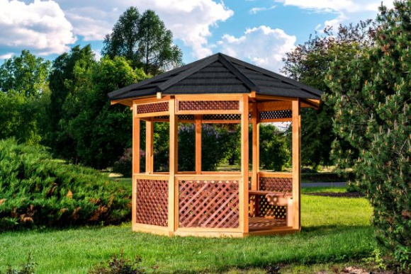 Budujemy altanę, czyli jak stworzyć zaciszny kącik w swoim ogrodzie Dom, LIFESTYLE - Wiosną i latem spędzamy dużo czasu z rodziną na świeżym powietrzu, korzystając ze sprzyjającej pogody. Elementem ogrodu, który może być doskonałym miejscem wypoczynku i relaksu jest altana. Jak zatem stworzyć zaciszny kącik w ogrodzie? Podpowiadamy!