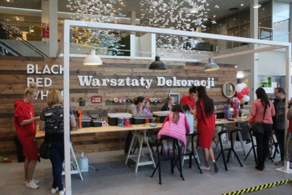 "Tworzymy kuchnię" w salonach Black Red White Dom, LIFESTYLE - Już w ten weekend w wybranych salonach Black Red White w Będzinie, Chorzowie, Zabrzu, Łodzi, Krakowie i Wrocławiu odbędą się Warsztaty dekoracji pod hasłem "Tworzymy kuchnię". Na Uczestników czeka moc atrakcji, konsultacje oraz konkursy z nagrodami!