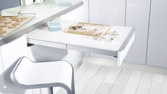 Kuchnia bez ograniczeń Dom, LIFESTYLE - Ludzie starsi, z ograniczoną sprawnością ruchową i niepełnosprawni poruszający się na wózkach to grupa o szczególnych potrzebach. Dotyczy to między innymi odpowiedniej aranżacji przestrzeni kuchennej w taki sposób, aby mogli oni z niej korzystać samodzielnie.