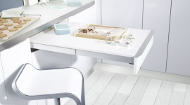 Kuchnia bez ograniczeń Dom, LIFESTYLE - Ludzie starsi, z ograniczoną sprawnością ruchową i niepełnosprawni poruszający się na wózkach to grupa o szczególnych potrzebach. Dotyczy to między innymi odpowiedniej aranżacji przestrzeni kuchennej w taki sposób, aby mogli oni z niej korzystać samodzielnie.