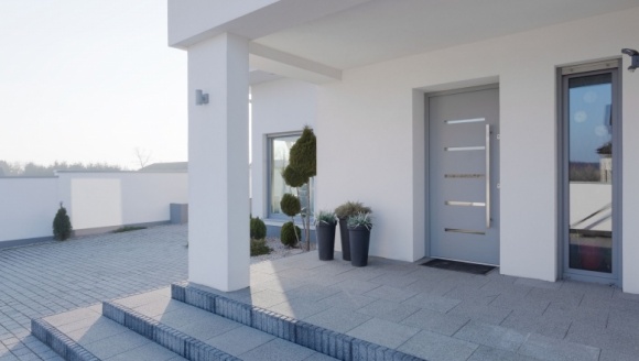 Na progu domu. Strefa wejścia pod lupą Dom, LIFESTYLE - Ogrodzenie, brama wjazdowa, ogród wraz z ścieżkami, a także kolor elewacji i stolarki – przestrzeń wokół domu to wizytówka jego gospodarzy. W jej aranżacji stawiamy na estetykę i funkcjonalność. Sprawa jednak bardziej komplikuje się, gdy dochodzimy do strefy wejścia.