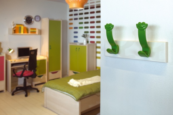 Urządzamy pokój dla dziecka. O czym należy pamiętać, by był bezpieczny? Dom, LIFESTYLE - Dla rodziców to tylko jedno niewielkie pomieszczenie, a dla dziecka niemalże cały świat! I jak to w świecie, czekają tam na niego piękne chwile, radosne przygody i… niebezpieczeństwa. Oto zasady, które pozwolą wam wyeliminować wszelkie zagrożenia z pokoju malucha.