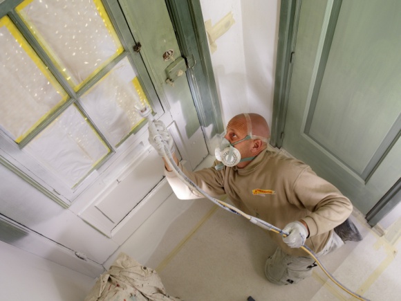 Lipofobowe emalie ochronne do stolarki okiennej i drzwiowej od Sigma Coatings Dom, LIFESTYLE - Sigma Contour Aqua PU z innowacyjną technologią LTA+ to wodorozcieńczalna emalia na bazie żywic poliuretanowych przeznaczona do zabezpieczania podłoża drewnianego, drewnopochodnego, twardego PCV czy też stalowego.