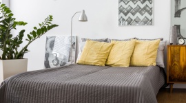 Zainspiruj się i stwórz sypialnię marzeń Dom, LIFESTYLE - Angielski szyk, wszechobecny błysk, sielski klimat, a może nowoczesny powiew minimalizmu? Aranżując sypialnię, możesz wykorzystać ulubiony styl wnętrzarski i stworzyć indywidualny, wymarzony wystrój. Pamiętaj tylko o jednym – w tym pokoju najważniejszy jest twój zdrowy sen.