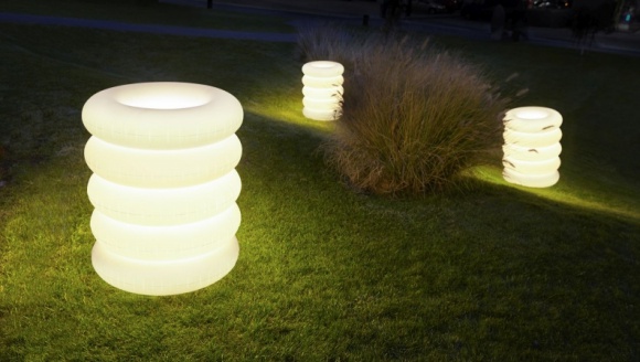 Światło po zachodzie słońca Dom, LIFESTYLE - Pod osłoną nocy otoczenie domu może być jeszcze bardziej magiczne. Światło kreuje nastrój – buduje atmosferę intymności, wyciszenia i spokoju. Zmienia przestrzeń tak, by stanowiła integralną część domu.