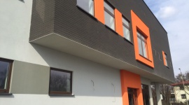 Holenderski chłód – szarości i antracyty z kolekcji Elastolith na elewacjach i w Dom, LIFESTYLE - Główną cechą holenderskiego stylu jest przestronność. Jasne, duże wnętrza z prostymi, ale ciężkimi meblami, umiejętne łączenie nowoczesności z rustykalnym stylem i przede wszystkim modny minimalizm. Zarówno na elewacjach, jak i przy aranżacji wnętrz króluje stonowana kolorystyka.