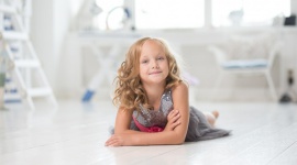 Jaka podłoga dla alergika? Dom, LIFESTYLE - Jeśli któryś z domowników cierpi na alergię, należy wziąć to bezwzględnie pod uwagę. Na szczęście współczesna oferta podłóg jest tak szeroka, że bez problemu można znaleźć rozwiązanie zarówno bezpieczne dla alergika, jak i estetyczne oraz funkcjonalne.